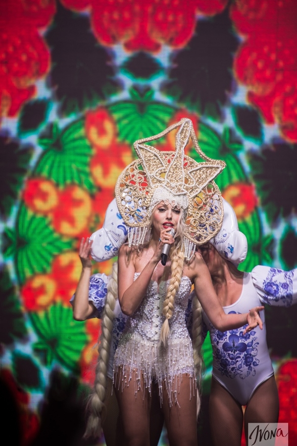 Оля Полякова примерила откровенное платье и кокошник с трезубцем