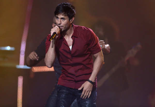 Энрике Иглесиас едва не лишился пальцев на концерте