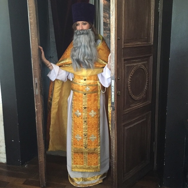 Юрист написал заявление на Собчак за ее фото в рясе священника