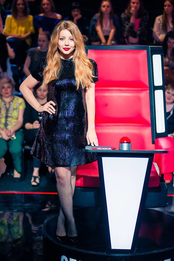 Тина Кароль похвасталась платьем от Louis Vuitton в эфире Голосу країни