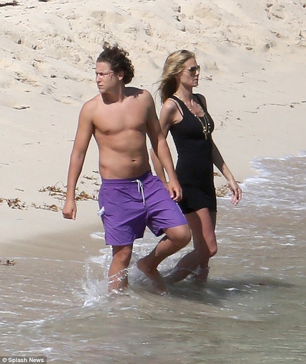 Хайди Клум с возлюбленным подурачились на пляже