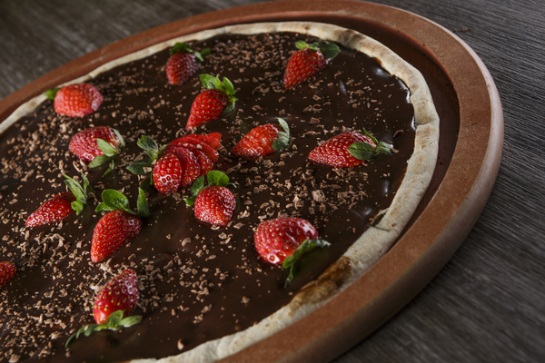 Как приготовить пиццу с клубникой и шоколадом