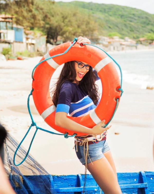 Адриана Лима представила коллекцию очков от Vogue