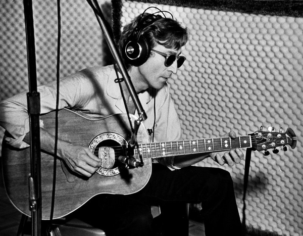 Гитару Джона Леннона продадут на аукционе за 800 тысяч долларов