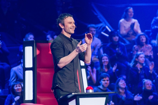 Вакарчук с участниками Голосу країни спел для маленькой девочки