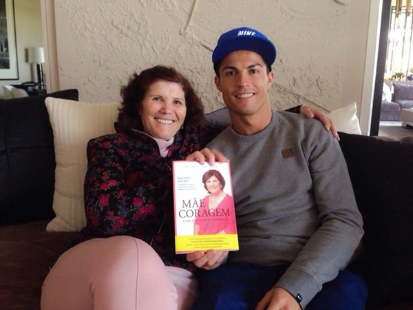 Маму Криштиану Роналду задержали за незаконный перевоз денег