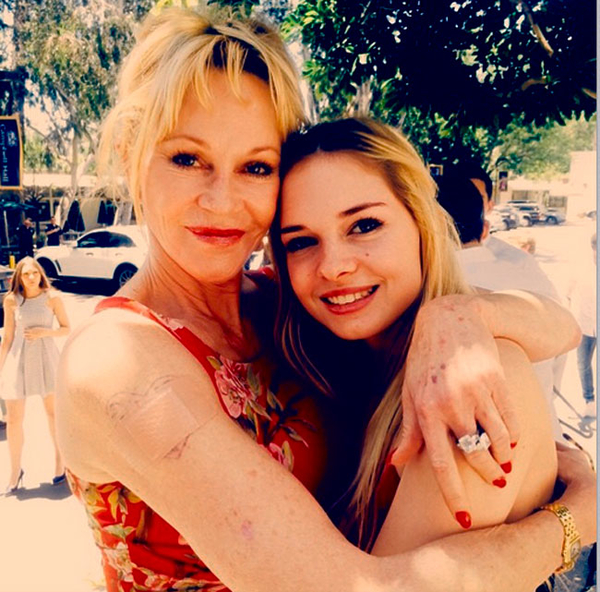 Антонио Бандерас и Мелани Гриффит сходили на выпуск дочери