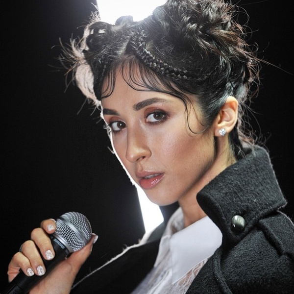 Анна Завальская показала мужа в новом клипе