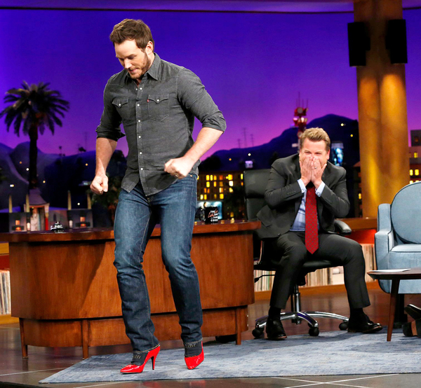 Актер фильма Мир Юрского периода пробежался на каблуках в тв-шоу