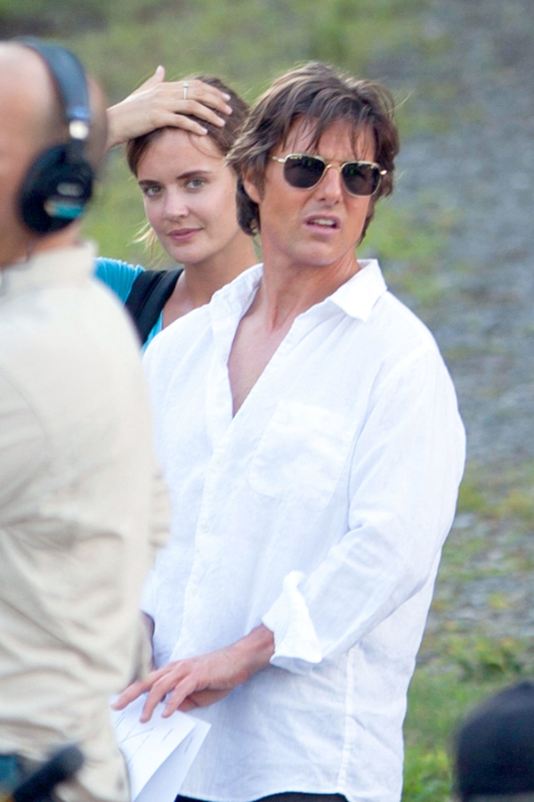 Том Круз встречается с девушкой, похожей на его экс-жену Кэти Холмс