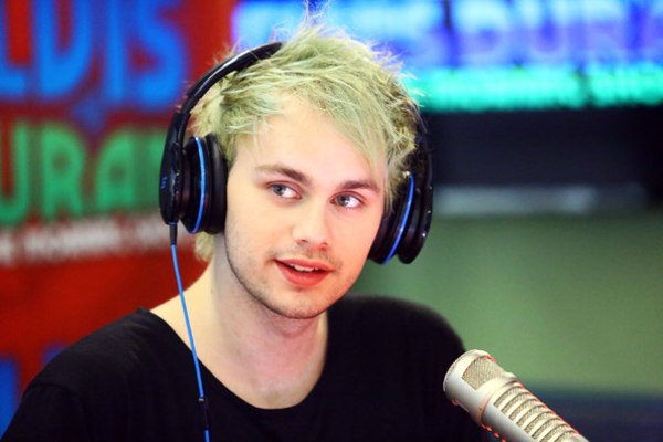 У музыканта австралийской группы загорелись волосы на сцене