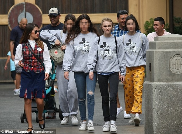 Дочка Джонни Деппа отметила 16-летие в Диснейленде