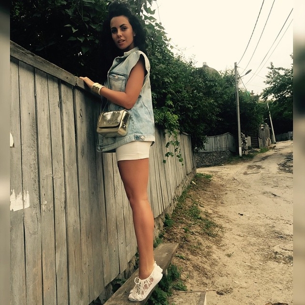 Настя Каменских похвасталась фигурой в бикини