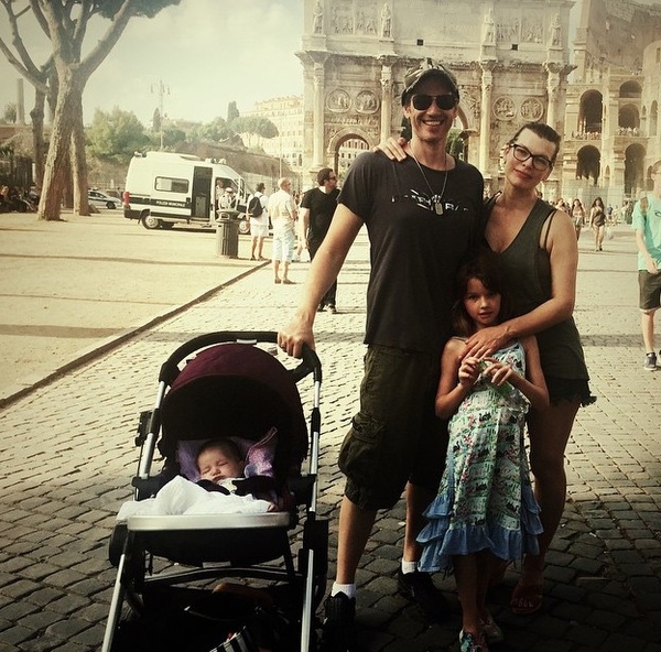 Мила Йовович отдыхает в Риме с мужем и детьми