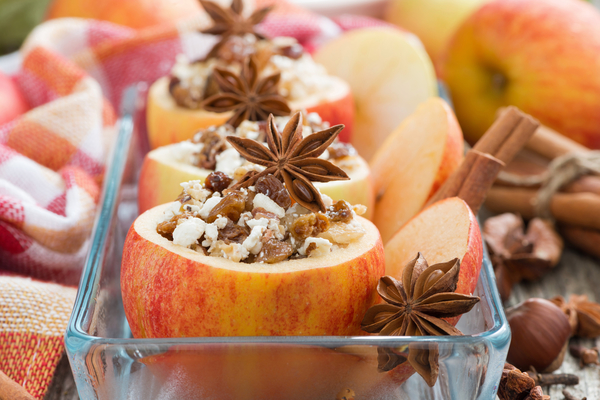 Как приготовить запеченные яблоки с творогом (видео)