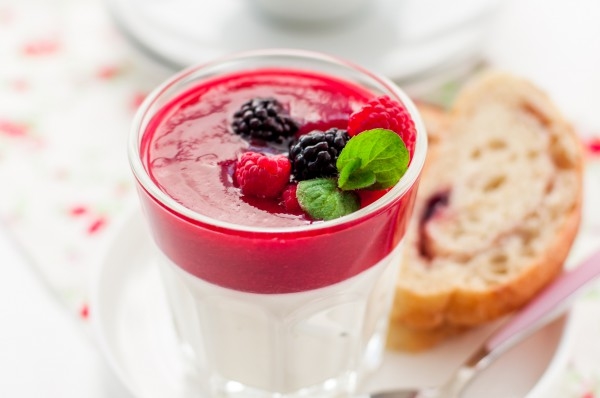 Десерт из йогурта с фруктами: Три идеи для завтрака