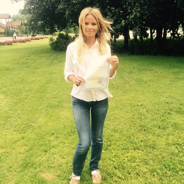 Дана Борисова примерила свадебное платье