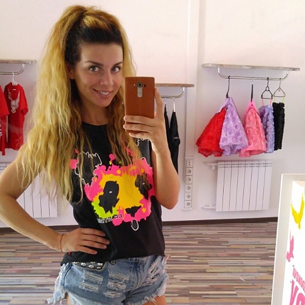 Анна Седокова впервые вышла на сцену со своими дочками