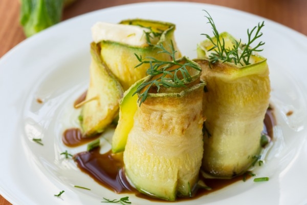 Рулетики из кабачков с сыром: Три вкусные идеи