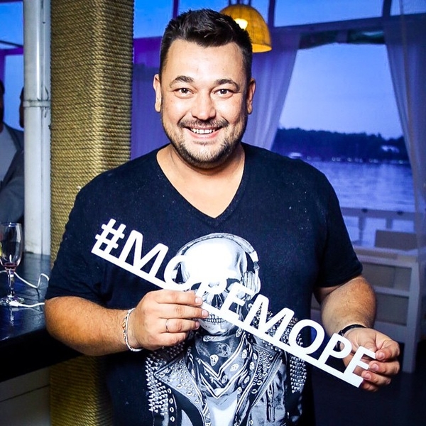 Солист группы Руки Вверх Сергей Жуков показал архивное семейное фото