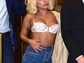 Lady GaGa вышла на публику в бюстгальтере