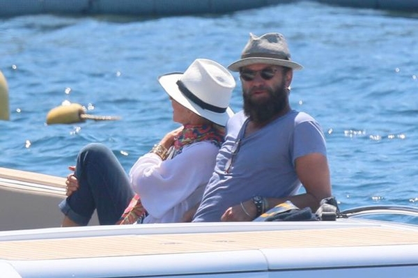 Стинг в непривычном образе отдохнул с женой на яхте