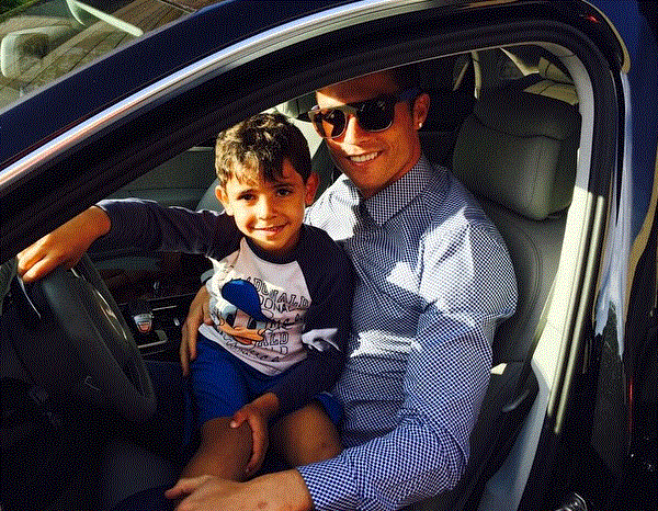 Криштиану Роналду учит сына играть в футбол