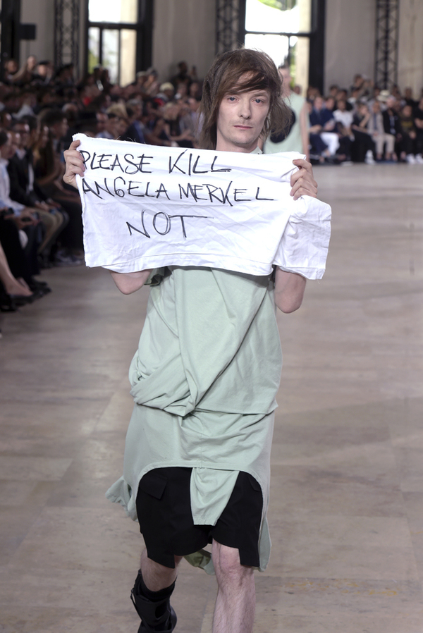Манекенщик призвал убить Ангелу Меркель на показе в Париже