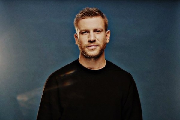 Иван Дорн в шелковом халате выступил в шоу Урганта