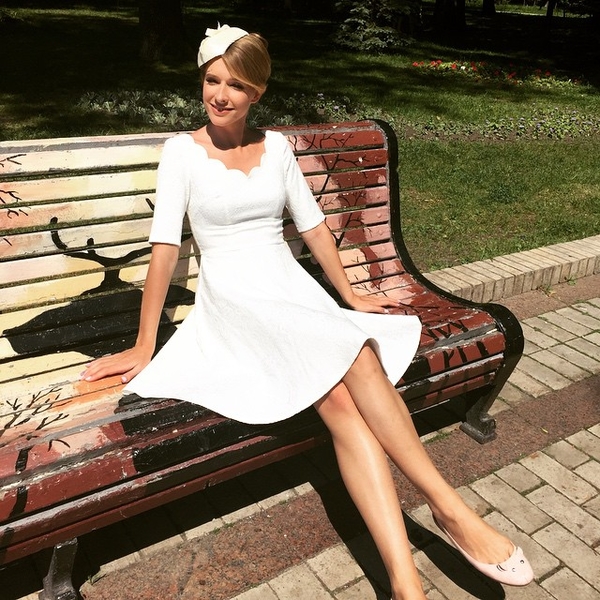 Катя Осадчая похвасталась фигурой в купальнике