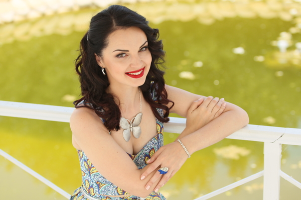 5 стильных образов для девушек с формами