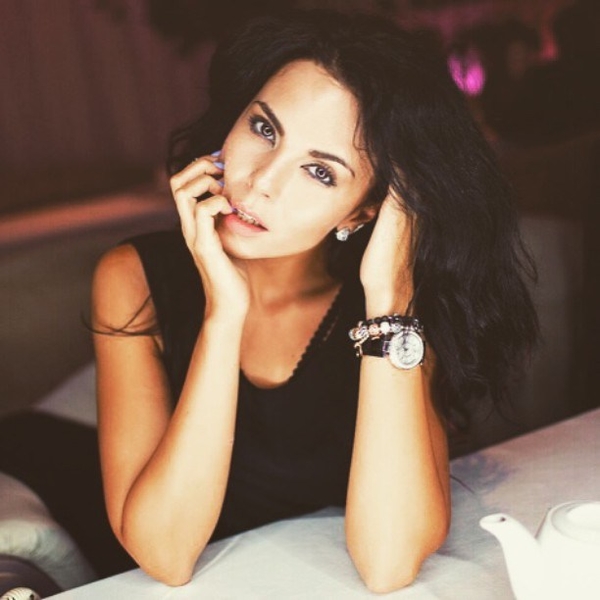 Настя Каменских показала фигуру в купальнике