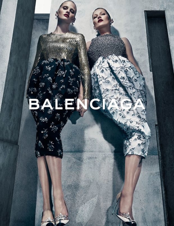 Кейт Мосс и Лара Стоун в страстной рекламной кампании Balenciaga