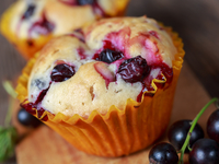 Кексы с черной смородиной: вкусный летний десерт