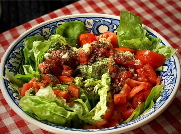 Как приготовить летний салат с горчичной заправкой (видео)