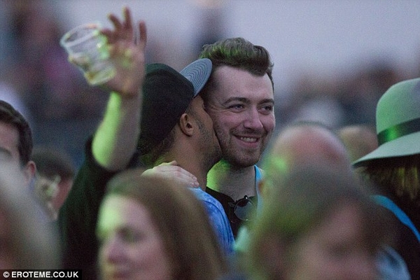 Певец Сэм Смит провел выходные с таинственным незнакомцем