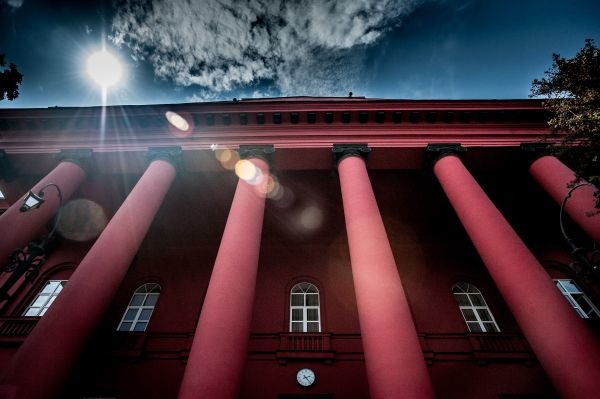 Подешевле: В Киевском университете Шевченко выдали бумажные дипломы