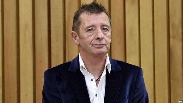 Барабанщика группы AC/DC посадили под домашний арест