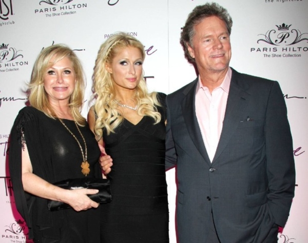 Пэрис Хилтон познакомила возлюбленного-миллионера с родителями
