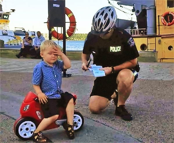 Полицейский оштрафовал 3-летнего мальчика