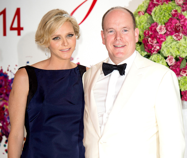 Князь Монако Альбер II станцевал с женой на концерте Робби Уильямса