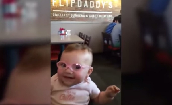 Малышка со слабым зрением впервые увидила маму и папу