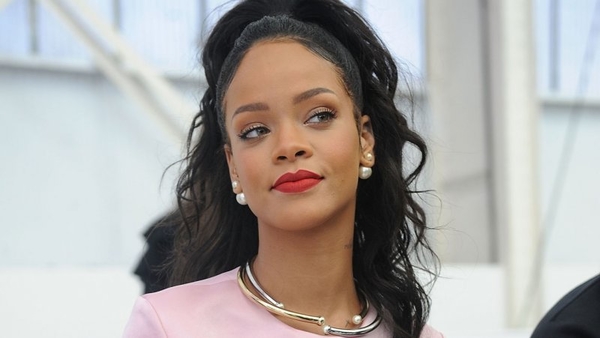 Певицу Рианну преследует с угрозами маньяк