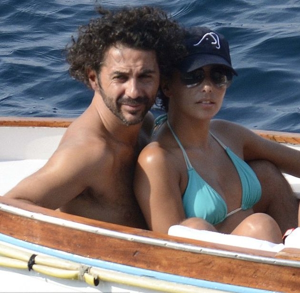 Ева Лонгория страстно целовалась с возлюбленным на яхте