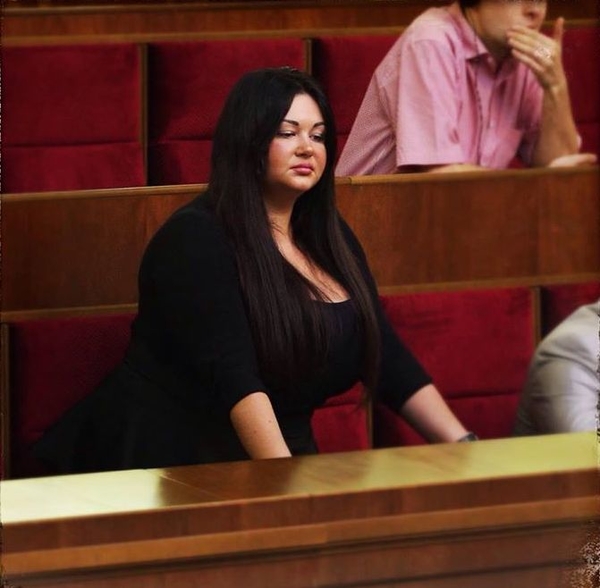 Помощница депутата удивила пышными формами