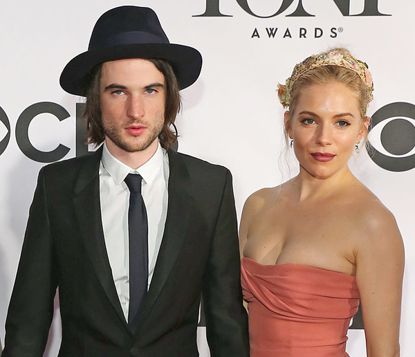 Актриса Сиенна Миллер рассталась с отцом своего ребенка