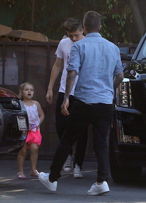 Четырехлетняя модница Харпер Бекхэм поужинала с отцом и братьями