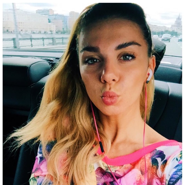 Анна Седокова похвасталась ножками в коротких шортах