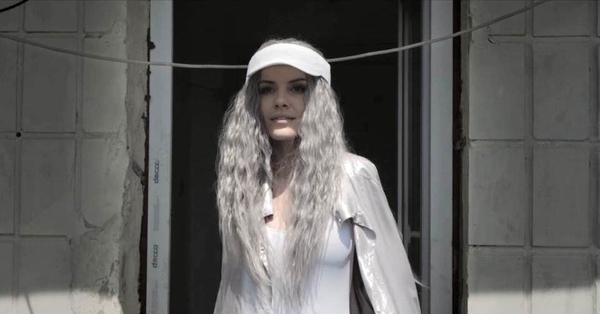 Певица Эрика в новом клипе появилась с седыми волосами