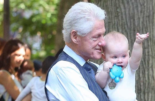 Билл Клинтон прогулялся с внучкой в парке